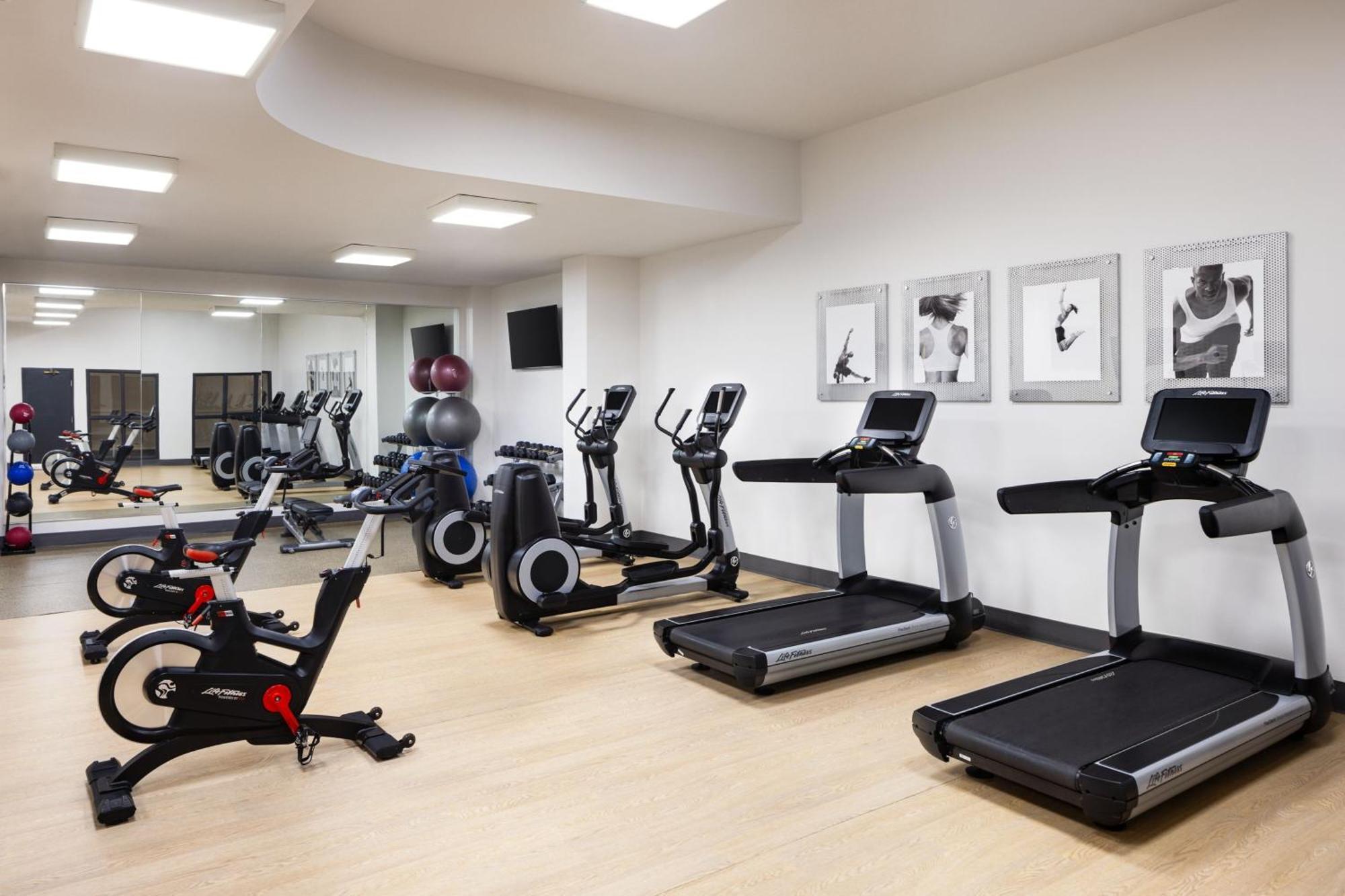 Delta Hotels By Marriott Edmonton Centre Suites מראה חיצוני תמונה